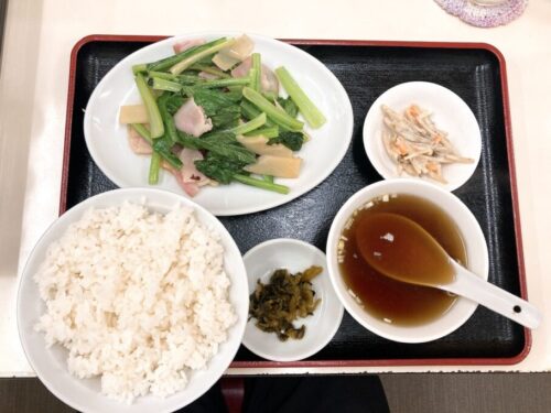神楽坂飯店のベーコンと小松菜の炒め定食
