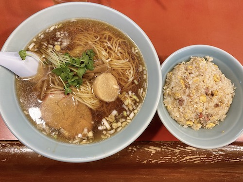 丸吉飯店（大井町）のラーメンと半炒飯