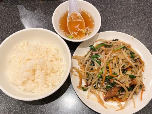 ニラと豚レバーの炒めとライスを注文した際のイメージ