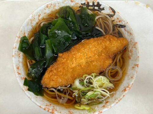 だるまそば（新宿）の魚フライそば