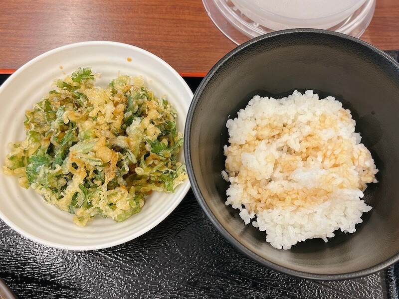 春菊の天ぷらとライス（小）を注文し、天丼のタレをかけた状態