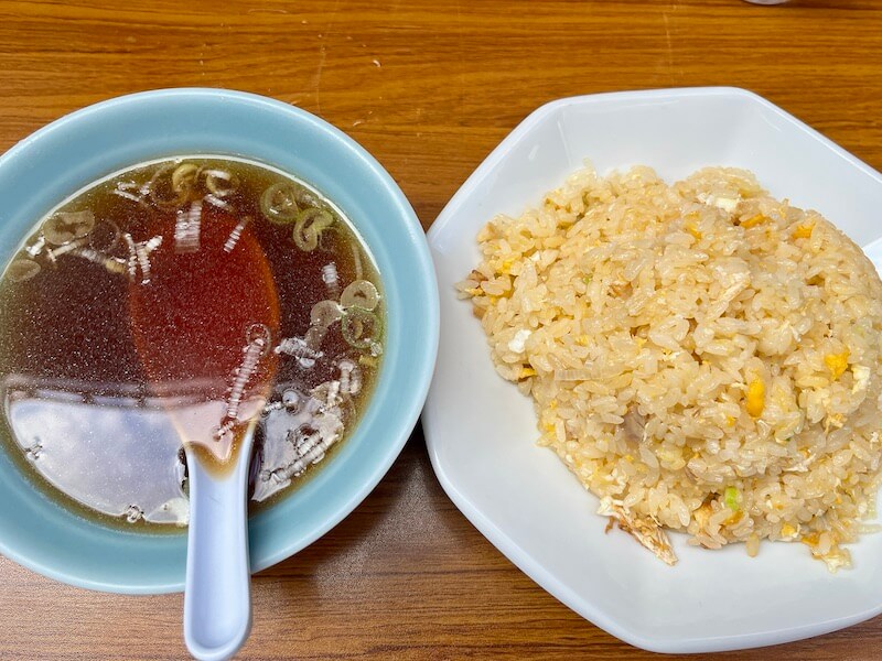一般的な町中華の倍ぐらいの量がある中華スープ