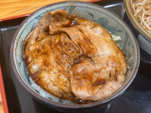 生姜焼き丼は濃いめのタレと大きなお肉でガッツリ系