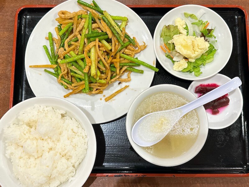 達磨（新宿）の豚肉とニンニクの芽炒め定食