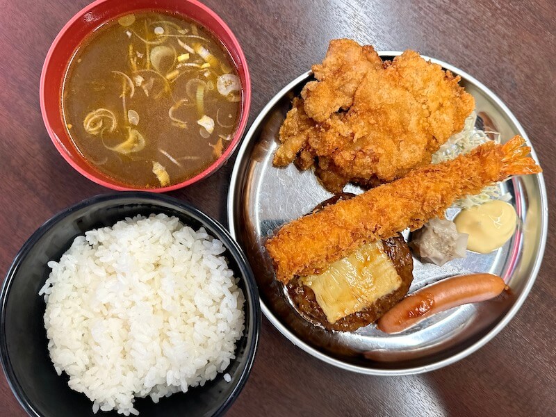 雑賀屋（京成関屋）の海老ハンバーグ唐揚げ焼売ウインナー定食