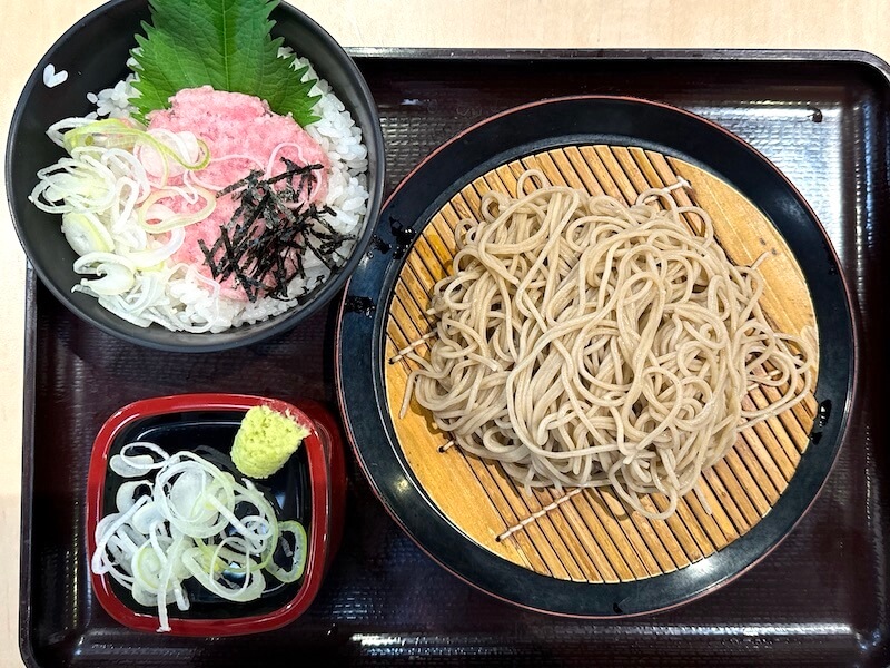 つきじ亭（羽田空港）のネギトロ丼セット