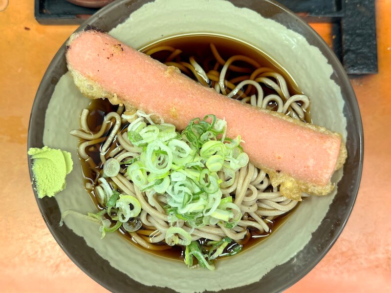 六文そば須田町店の冷やしソーセージ天そば