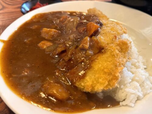 揚げたてでサクッとしたトンカツと辛口カレー