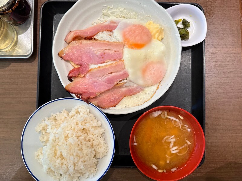 志野（五反田）のベーコンエッグ定食