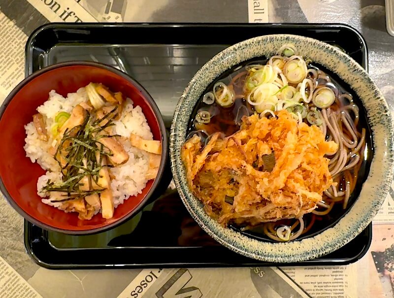 ミニチャーシュー丼をかき揚げそばと注文