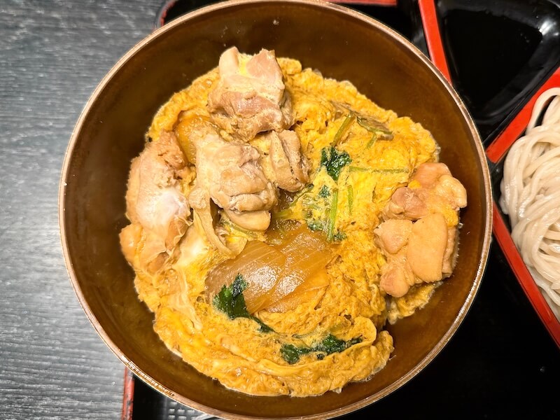 ミニ親子丼は鶏肉が大きくて食べ応え十分