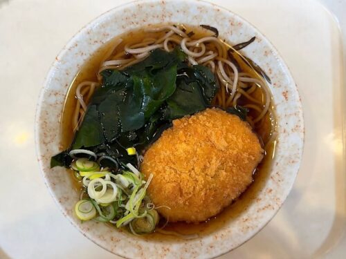 だるまそば（新宿）のコロッケそば