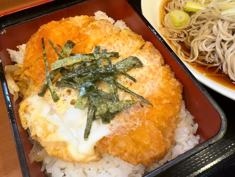 カツは揚げたてでサクッとした食感が残ります。