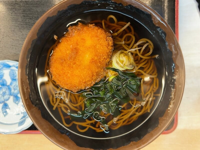 コロッケをかけそばにのせれば、あっという間にコロッケそばに。