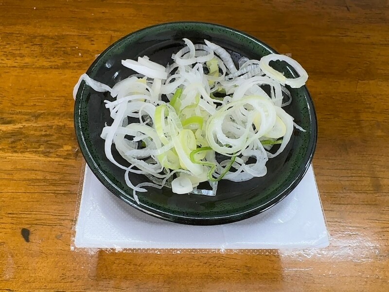 納豆は自分でかき混ぜて入れます。