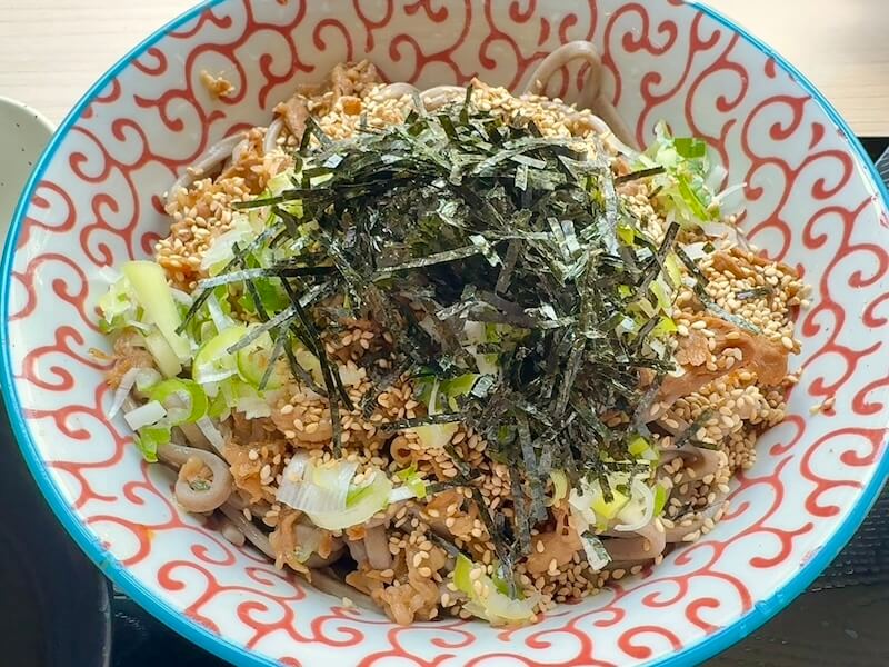 牛肉、ごま、ネギ、海苔がたっぷり