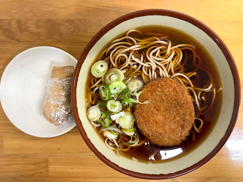 いなり寿司をカレーコロッケそばと注文