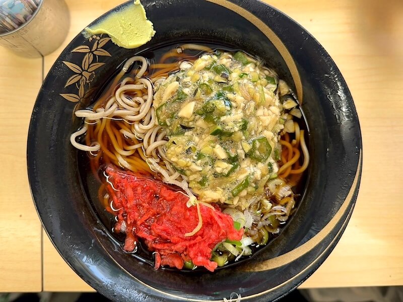 そばのスエヒロ（八丁堀）の冷やしそば（普通）+山形だし+紅生姜天（半分）