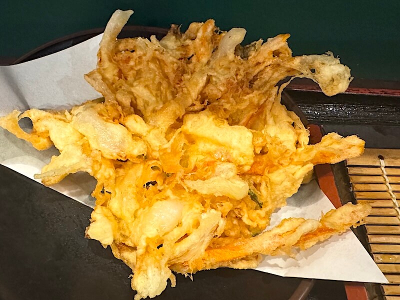 玉ねぎやにんじん、エビなどのかき揚げ