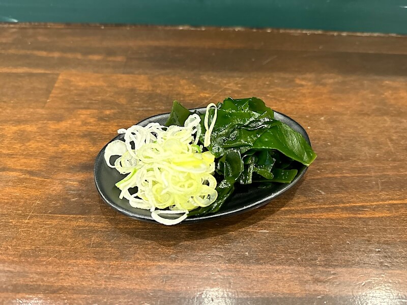 無料トッピングのわかめと長ネギ