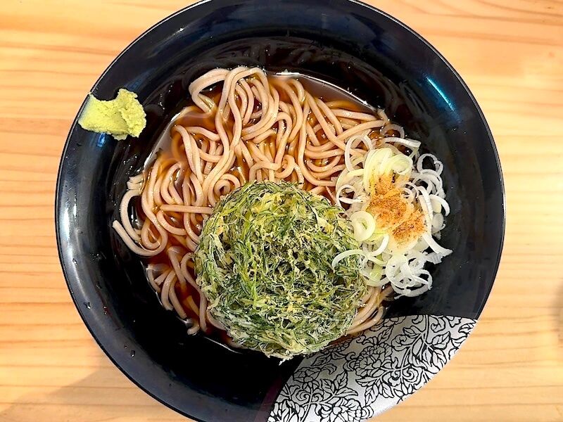 えんば（板橋区役所前）の冷やしおかひじき天そば。