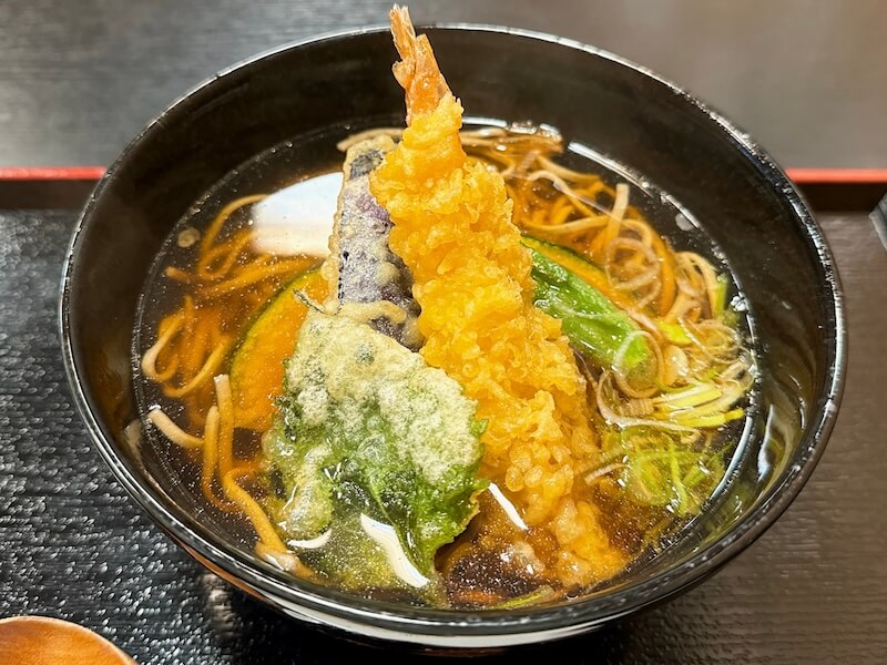 ふ代そば処三田庵(恵比寿)の海老野菜天そば