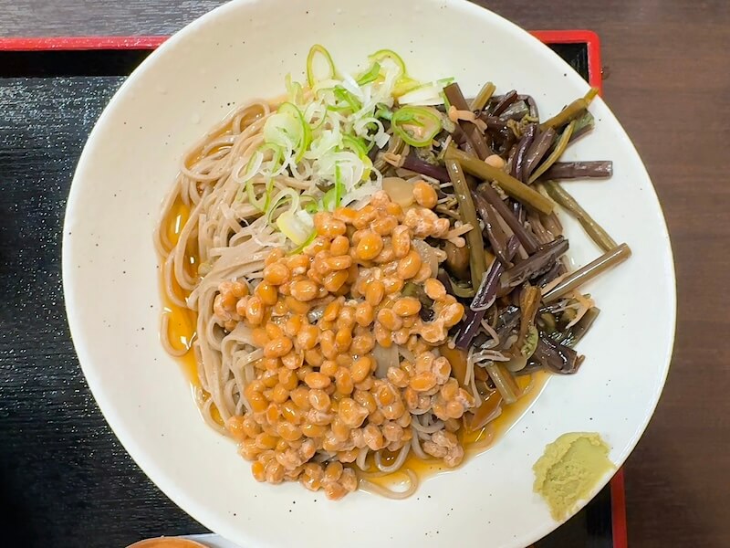 ふ代そば処三田庵(恵比寿)の冷やし山菜納豆そば