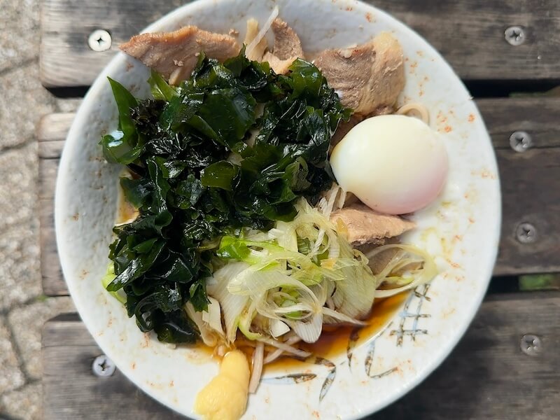 南天(椎名町)の冷やし肉(ミニ)わかめ温玉そば