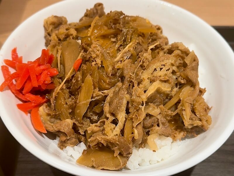 牛丼は牛肉のほかに玉ねぎやごぼう入り