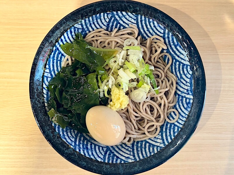 豊はる（小川町）の冷やしわかめそば煮卵追加