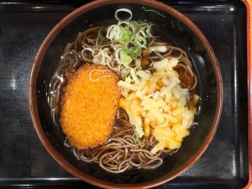 よもだそばのコロッケそばチーズ付き