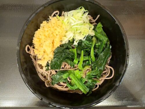 よもだそばの冷やしほうれん草そば