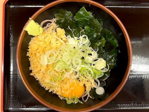 よもだそばの冷やしたぬきわかめ玉子そば