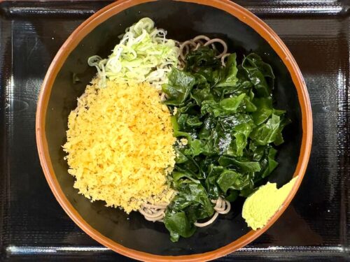 よもだそばの冷やしたぬきわかめそば