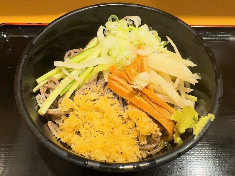 よもだそばの採れたてきゅうりと大根の冷やしムジナそば