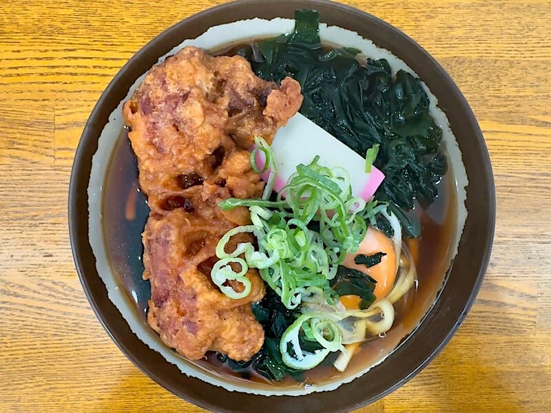 弥生軒(我孫子駅)の唐揚げ、わかめ、生玉子うどん