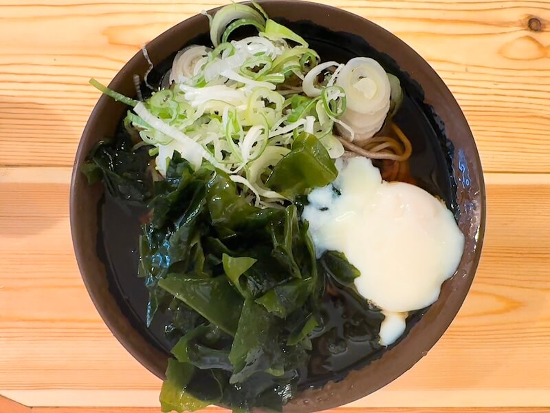 でん(戸越銀座)の冷やし温玉わかめそば