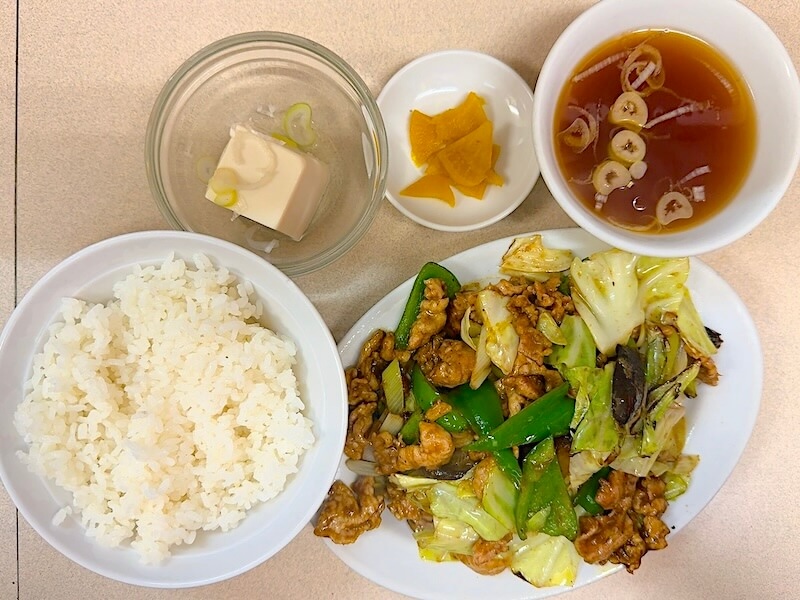 福すい(淡路町/小川町)の日替わり(キャベツと豚肉のカレー味炒め)