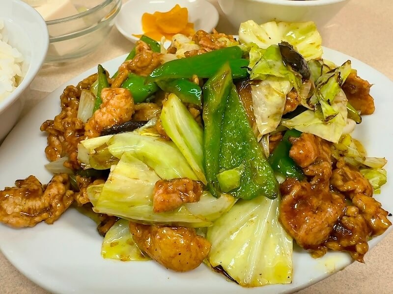 キャベツと豚肉以外にも、ピーマン、しいたけ、長ネギ入り