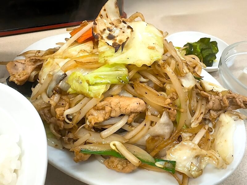 肉野菜炒めは野菜もお肉もたっぷりでボリューム満点