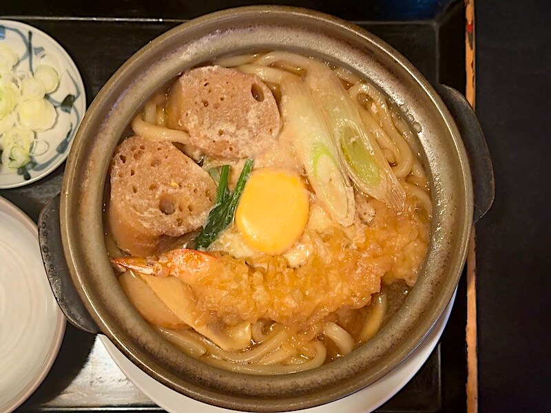 海老天、お麩、長ネギ、玉子など入り