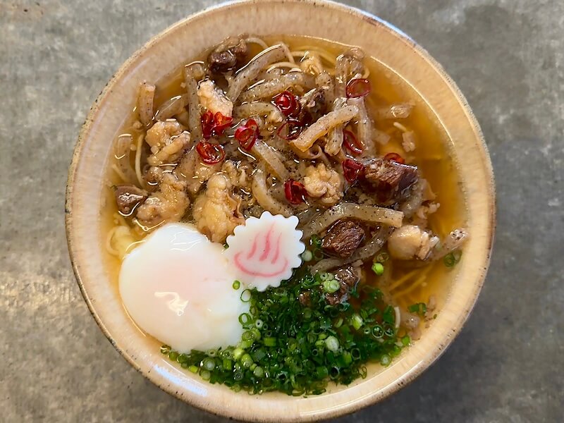 SUBA VS(渋谷)の牛すじぼっかけそば、温泉玉子追加