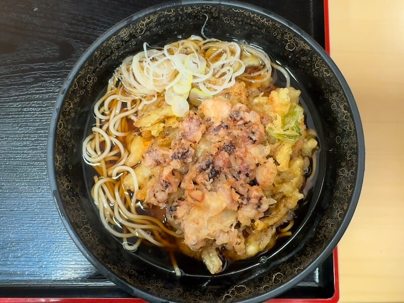 梅もとのゲソとれんこんのかき揚げそば