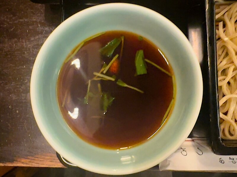 そばつゆにはゆずや三つ葉入り