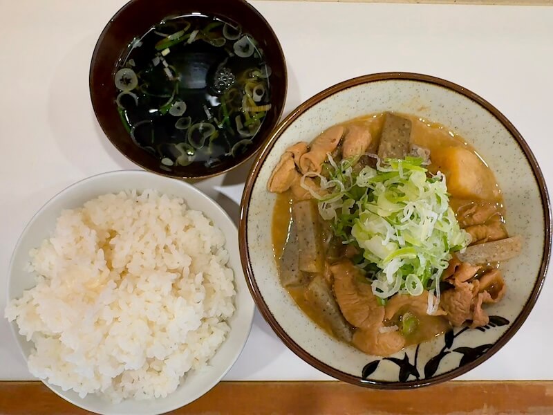 麺処盛盛のモツ煮定食