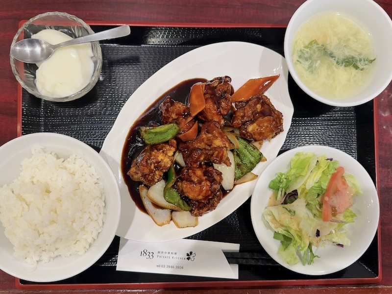 1833（巣鴨）の鶏肉黒酢あんかけ定食