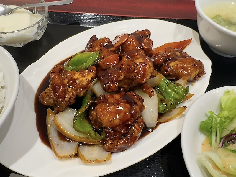 1833（巣鴨）の鶏肉の黒酢あんかけ定食