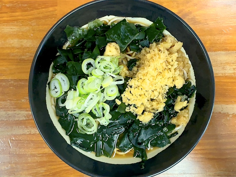 釜家のわかめそば+たぬき