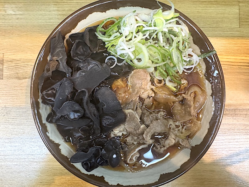 芽衣やの牛肉そば＋キクラゲ