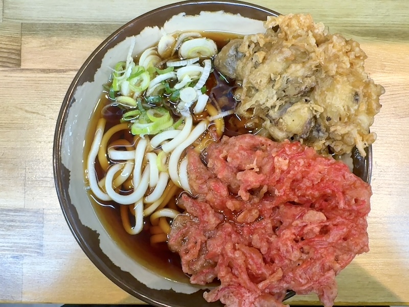 芽衣やのうどん並＋4種のきのこ天・紅しょうが天